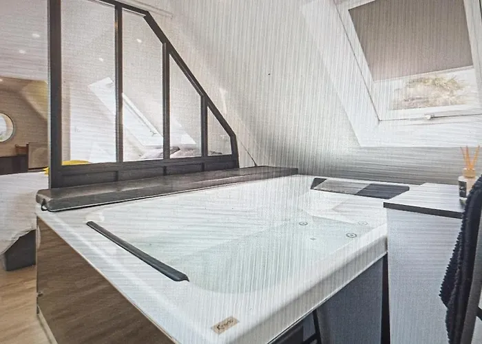 Mont Des Herbus Puccinellie Avec Jacuzzi 2 Personnes Entre Granville Et Mont Saint Michel * Vains